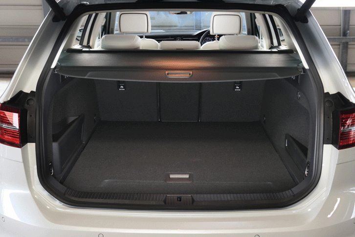 荷室にはラゲッジネットパーティションやスライディングカバーを標準装備。充電用ケーブルの収納に便利な床下収納も備わる。（写真をクリックすると、シートの倒れる様子が見られます）