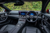 12.3インチの液晶パネルが2枚連結されるインストゥルメントパネルや、タービン型と呼ばれる円形のエアコン吹き出し口など、インテリアデザインは「セダン」を踏襲している。