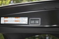 電動式のバックドアには、はさみ込み防止機能と停止位置メモリー機能、予約ロック機能が付く。7万7000円のオプションである（写真は操作スイッチ）。