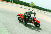 「SM700」の走行モードは2種類。ABSやトラクションコントロールを有効にさせつつバランスよくパフォーマンスを引き出すモード1（ストリートモード）と、よりアグレッシブなアクセルレスポンスが得られるモード2（スーパーモトモード）が選べる。