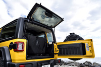 リアゲートは、スペアタイヤが設置される横開きのハッチ（下部）と、縦開きのガラスハッチ（上部）に分かれている。