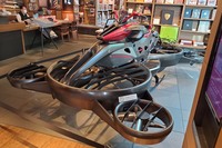 2021年10月26日の正式デビューに先駆けて、同年10月9日から東京・渋谷区の代官山 蔦屋書店に展示されている「エックスツーリスモ」。モックアップではなく、実際に飛行可能な機体である。