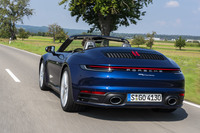 ハイマウントブレーキランプは、エンジンフードのスリットとの一体型構造。スリットは中央の2本のみが赤くなっている。