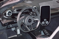 カーボン地がむき出しのコックピット周辺部。センターコンソールには縦型のディスプレイと車両セッティング用のダイヤルが用意される。