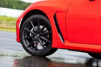 ホイールおよびタイヤのサイズは前後同一。日本刀をモチーフにデザインされた18インチホイール（写真）には、ミシュランの「パイロットスポーツ4」タイヤが装着される。後方のエアアウトレットはダミーではなく、空力性能の向上に貢献する。