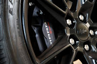 フロントに備わるブレンボ製ハイパフォーマンスブレーキシステムのキャリパー。V8モデルの「SS」では、リアのブレーキもブレンボ製となる。