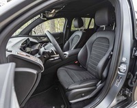 最新のEVではあるものの、従来のメルセデス・ベンツ車を思わせるインテリアデザインが採用されている。