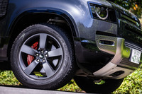 20インチの「スタイル5098」と呼ばれる5スポークデザインのホイールから顔をのぞかせるオレンジのブレーキキャリパーは、「X」グレードの専用アイテム。タイヤは255/60R20サイズの「グッドイヤー・ラングラー オールテレインアドベンチャー」が装着されていた。