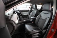 シート表皮はグレードによって異なり、「ロンジチュード」にはプレミアムファブリックが用いられている。