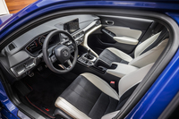 インテリアの基本的なつくりは「シビック タイプR」と変わらない。エアコンの吹き出し口にメッキ加工がされたり、シフトレバーがレザー巻きになったりと、細かなところが若干ラグジュアリーな仕立てになっている。