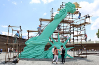 ゲストデザイナーのイーライ・ラッセル・リネッツ氏の構想をもとに実現したオブジェ。