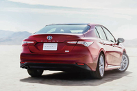 ワイド＆ローなたたずまいを見せるリアビュー。「カムリ」の安定した走りを印象づける。
	（G“レザーパッケージ”。ボディカラーのエモーショナルレッド＜3T7＞はメーカーオプション。オプション装着車。）