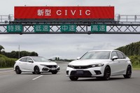 2021年9月3日に発売される、新型「ホンダ・シビック」（写真右）。今回はそれに先立ち、ホンダのテストコースにおいて、先代モデル（同左）と乗り比べつつプロトタイプに試乗した。