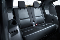 定員2人の3列目シートは、50：50の分割可倒式。不使用時は、ドライバーの後方視界を確保すべく、ヘッドレストのみ折り畳める。