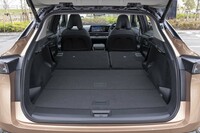 荷室の最大幅は1387mmで、荷室長は後席使用時が973mmで、後席の背もたれを倒したときが1901mm（写真）。