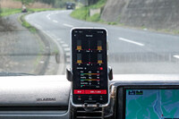 ベースダンピングはフロント／リアを個別に設定可能。積載でリア荷重が重くなった際に、リアの減衰のみを高める、といったことも可能だ。また、もしスポーツカー用の「アクトライド」が発売されたら、前後減衰特性の調整により、スマホひとつでオーバーステア傾向／アンダーステア傾向の調律ができるようになるかもしれない。