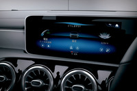 話題の「MBUX」は、全13の言語に対応。日本では起動させるために「ハイ、メルセデス」と声を掛けるが、スペイン語仕様では「オラ、メルセデス」となるらしい。