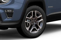 専用デザインの19インチホイールに235/45R19サイズのタイヤを組み合わされている。