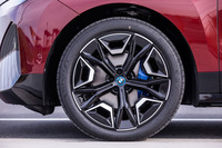 今回の試乗車両に装着されていた22インチサイズの「エアロダイナミックホイール1020」は、オプションとなるアイテム。これに275/40R22サイズの「ブリヂストン・アレンザ001」タイヤを組み合わせていた。