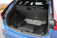 荷室床面下にもスペースを確保。床面はフック付きストラップでリアゲートに固定できる。パンク修理キットなどはここに収められている。