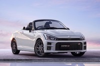 「トヨタ・コペンGRスポーツ」（写真）は「ダイハツ・コペン」のスポーティーグレード。今のコペンにトヨタが絡んでいるという事実は、モデルチェンジ実現へのプラス材料と考えられる。