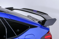 「シビック タイプR」用純正アクセサリーのデザインエッセンスを踏襲しながら、よりスポーティーなムードを高めたという「テールゲートスポイラー」。