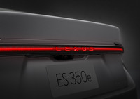 リアは真一文字のランプ（写真）に「ツインLシグネチャーランプ」が組み合わされる。