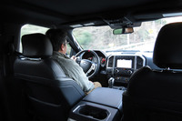 「ほら、ハンドルをこうやって“ちょい”とつまんでるだけでも、真っすぐに走ってくれるよ、このクルマ」「やめてください。読者さんからクレームが来ます」