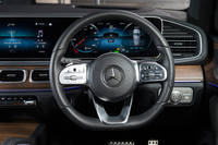 下端がフラットな形状のステアリングホイール。日本仕様車のハンドル位置は右のみとなる。