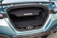 トランクルームの容量は255リッター。オープン時にはルーフが荷室上部に格納されるため、写真のように上部のカバーを下げてそのスペースを確保しないと、ルーフが開けられない仕組みとなっている。
