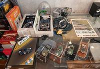 オーナーの趣味のひとつがミニカーの製作とコレクション。キットを組み上げて仕上げるのが楽しみだとか。金属フレームテーブルのガラス製天板には、趣味人にふさわしいこだわりの逸品が並ぶ。ロフトへ続く階段とガラス製の床との間にミニカーを愛でるスペースがある。