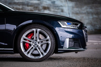 「S8」は「プレディクティブアクティブサスペンション」と呼ばれる電動駆動サスを標準装備している。写真は車高を最も下げた状態。