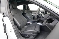 「タイカン」のキャビンは、前席＋左右独立式の後席による4人乗りを基本とし、オプションで5人乗りも選択できる。内装はレザーフリーで、リサイクル素材が多用されている。