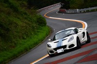 足まわりは前後ともダブルウイッシュボーン式で、いずれも単筒式のビルシュタイン製ダンパーが採用されている。