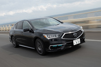 “レベル3”の自動運転とは、一定条件下で加速・制動・操舵というすべての運転タスクを車両がおこなう運転システムのこと。ホンダがいち早く「レジェンド」で実用化したが、条件が厳しいわりにドライバーの恩恵が「ハンズオフ走行時に動画を見られる。スマホをいじれる」程度だったためか、今のところ、他社が追従する動きは見られない。（写真：向後一宏）