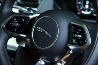 運転支援システムも強化された「Eペース」の改良モデル。ACCのスイッチがステアリングスポーク上に並ぶ。