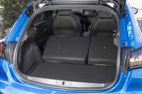 60：40分割可倒式の後席を倒すことで積載容量は増やせるが、背もたれ部分は傾斜したまま。フロアとの間には段差が生じる。