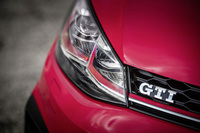 「ゴルフGTI」のデュアルLEDヘッドランプ。内部の赤いアクセントは、グリルの赤いラインが連続しているような視覚効果を与える。