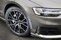 “5Vスポークスターデザイン”と名付けられた20インチホイール。繊細な意匠とアンスラサイトブラックのカラーリングが特徴。