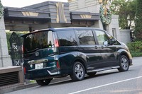 リアまわりでは、テールゲートスポイラーが新たに設置された。