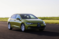 「フォルクスワーゲン・ゴルフ」などのドイツ車の大半はホイールの固定方法がボルト式だ。「ドイツ車＝高性能」というイメージが強く、なおかつ「ドイツ車＝ホイールがボルト固定式」ということから「ホイールがボルト固定式＝高性能」という連想があったのではないかという意見もある。