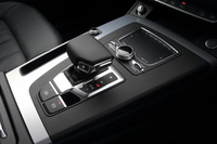 2リッターターボ車のトランスミッションには、7段デュアルクラッチ式ATを採用。従来モデルのものより軽量化と低燃費化が図られているほか、低速走行時における変速のスムーズさも追求されている。