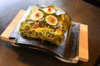 「元祖瓦そば たかせ」の瓦そば（写真は3人前）。茶そばの上には海苔とレモン、もみじおろしが載っている。パリパリに焼けた茶そばの食感が印象的で、これまでに食べた“焼きそば”のなかで一番あっさりしていた。