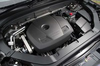 254psと350Nmを発生させる「T5 AWDインスクリプション」の2リッターターボエンジン。JC08モードの燃費は12.6km/リッター。