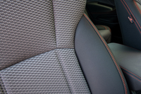 「X-BREAK」には、はっ水機能を備えたファブリックと合成皮革を組み合わせたシート表皮を採用。ドアのインナーパネルにも同じファブリック素材が使用されている。