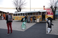 中庭で「インターナショナル3800スクールバス」を使用してブースを展開していたのは、子ども用スキーウエアのロアサム。