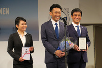 チーム部門ではボルボ・カー東名横浜が優勝した。右より、同チームの萩野健一さん、小野寺一平さん、遠山やす子さん。