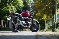 「スピードツイン」は2019年にデビューしたトライアンフのネオクラシックモデル。最新の2021年型ではエンジンや足まわりを中心に改良が施され、走行性能の向上が図られた。