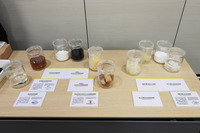 「タイプウエット」（写真向かって左）と「タイプアイス」（同右）に用いられる新素材。いずれも、これまでは世に知られていなかったものばかりであり、素材探しや材料設計には、最新のデジタル技術がフル活用された。