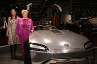 2007年のコンセプトカー「バルケッタ」とリッリ氏（写真右）。娘のマリー=ジャンヌ氏（同左）と。